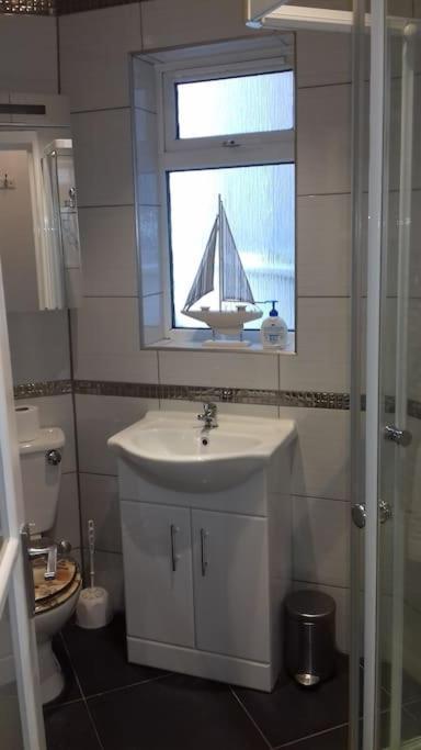 Between Piers, The Stylish Studio Flat In Cannon Place Brighton Bagian luar foto